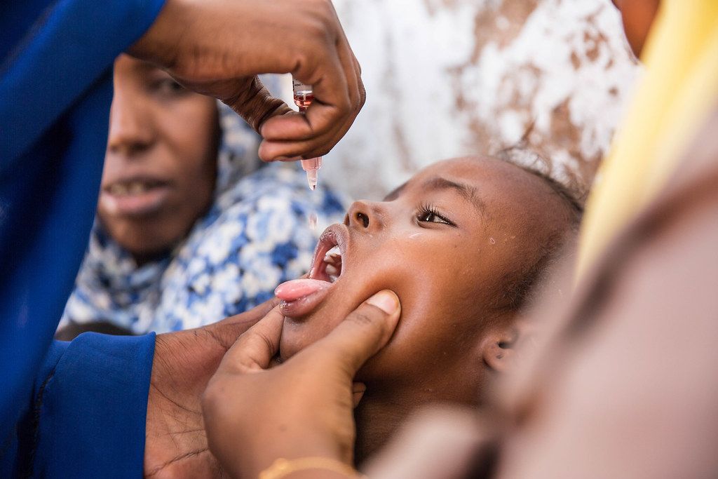 Leider reist die Dokumentation von medizinischen Behandlungen nicht immer mit. Dieser Junge erhält eine Polio-Impfung in Ethiopien. (Bild: ©Unicef) - UKBB - Universitäts-Kinderspital beider Basel - Pädiatrie - Kinderheilkunde - Pediatrics - Pédiatrie - Seltene Krankheiten - Rare Diseases - Maladies Rares - Perinatal Zentrum - Perinatal Center - Centre Périnatal - Pseudocrupp - Impfungen Baby - Baby Vaccination - Vaccin Bebe
